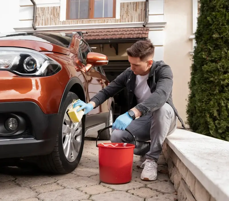 Lavage auto à domicile Saint-Germainmont : professionnel intervenant sur un véhicule